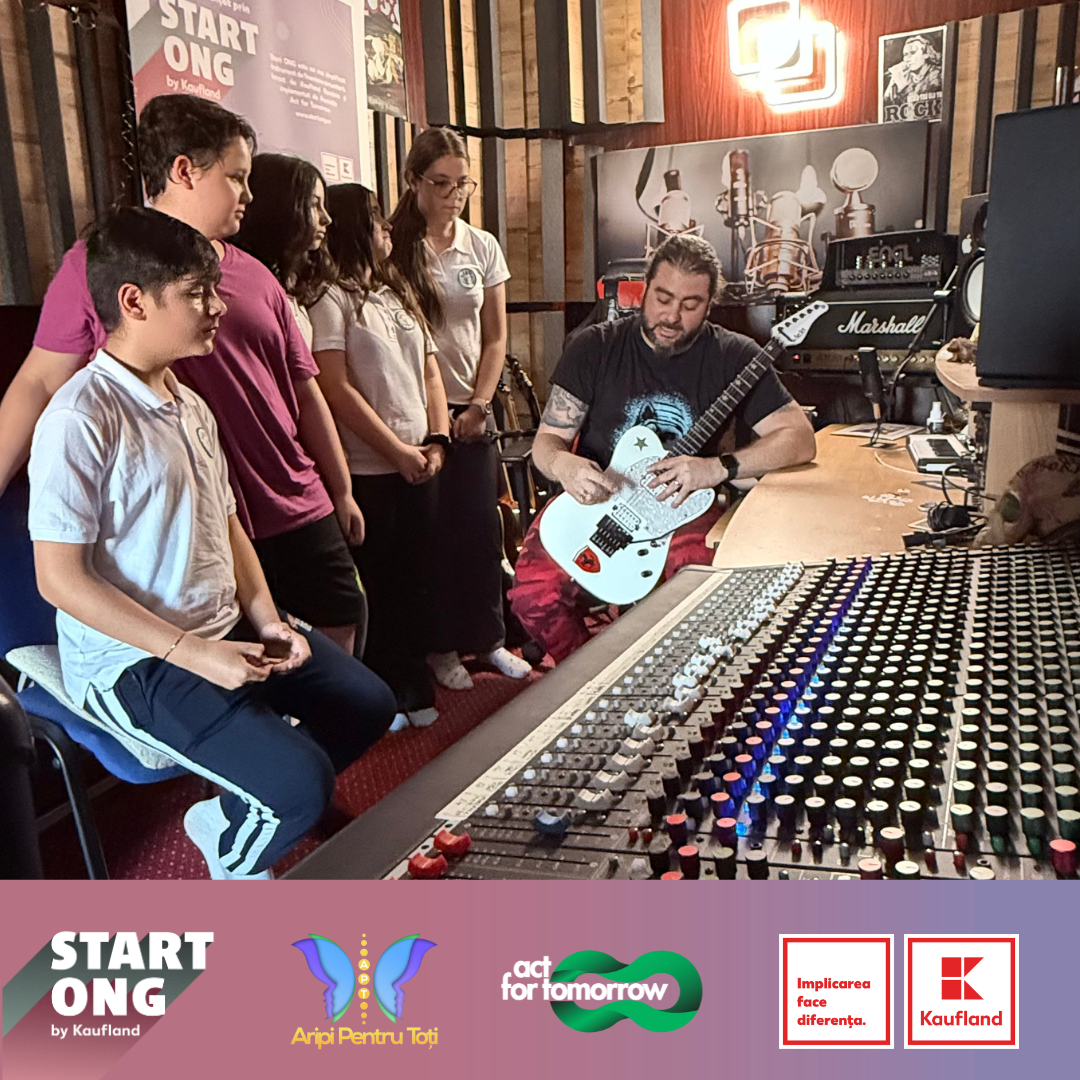 Participanți la paradă